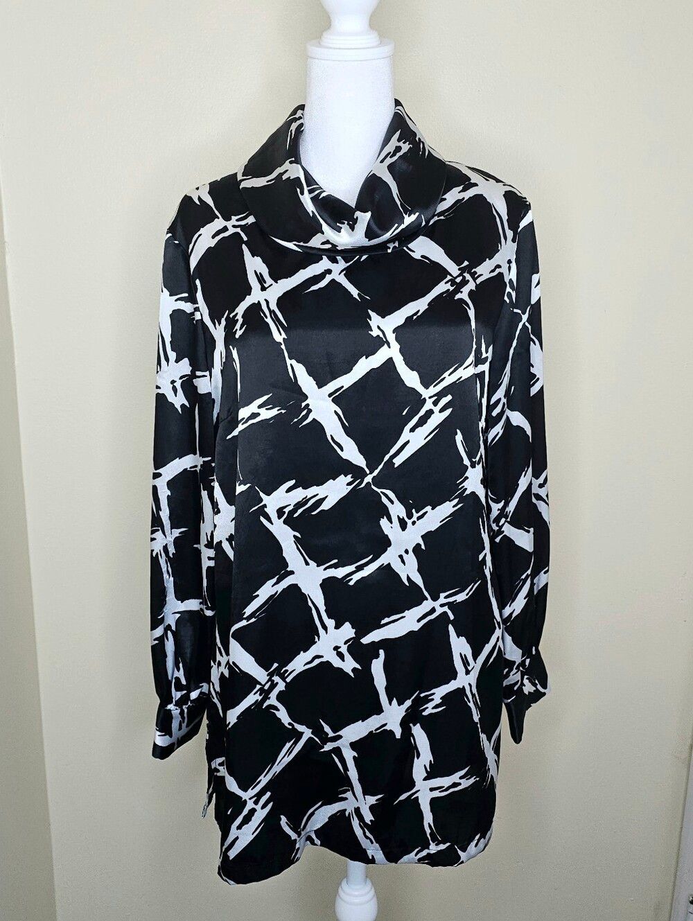 CHICO'S Chantelle Black White Cowl Neck Abstract Geometric Top Size 1 Medium